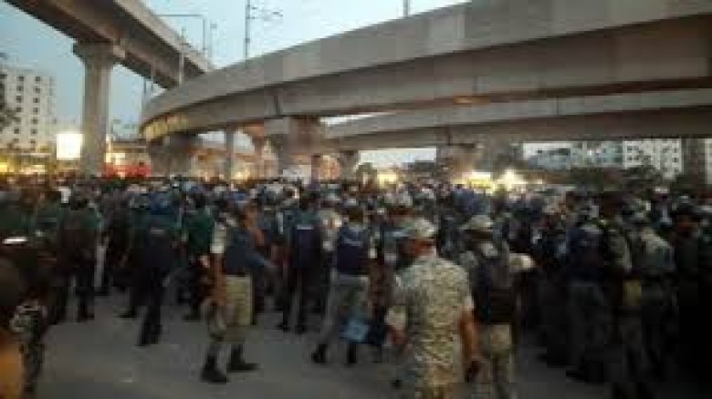 মাইলস্টোনের সামনে থেকে সরিয়ে দেওয়া হলো উৎসুক জনতাক...