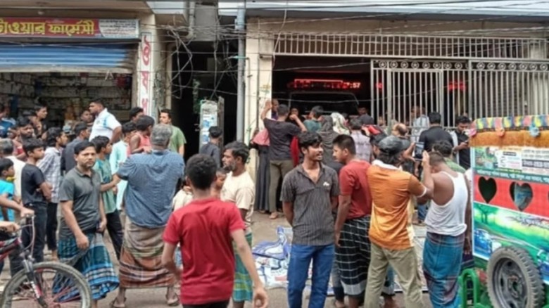 ভুল চিকিৎসায় প্রসূতি মৃত্যুর অভিযোগ, হাসপাতাল ভাঙচ...