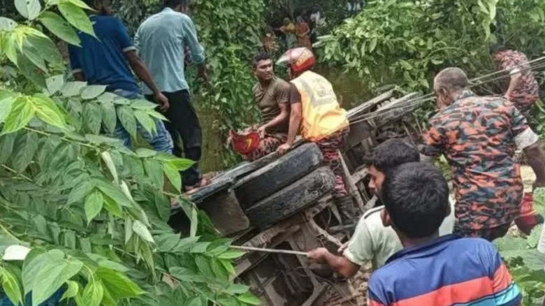 ঝিনাইগাতীতে বাস দুর্ঘটনায় শিশুর মৃত্যু, আহত ২০...