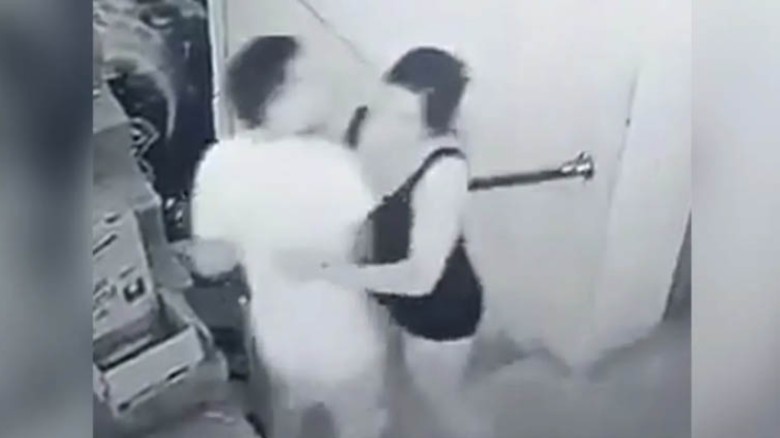 রেলিং ভেঙে প্রেমিক-প্রেমিকা নিচে, ঘটনা ভাইরাল...