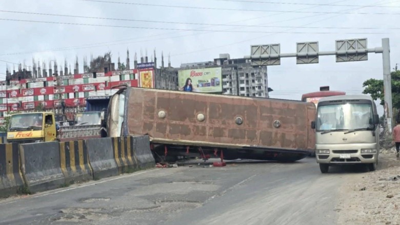 সিদ্ধিরগঞ্জে বাস দুর্ঘটনায় আহত ৩, দেড় কিলোমিটার যা...