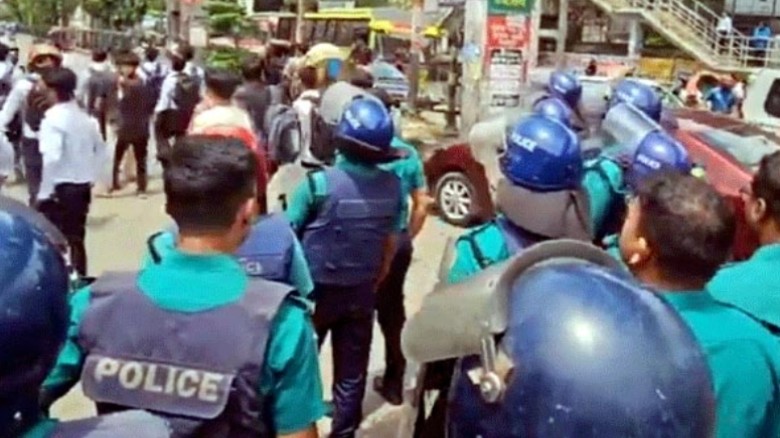 নিউমার্কেটে ঢাকা কলেজ-সিটি কলেজ শিক্ষার্থীদের মধ্য...