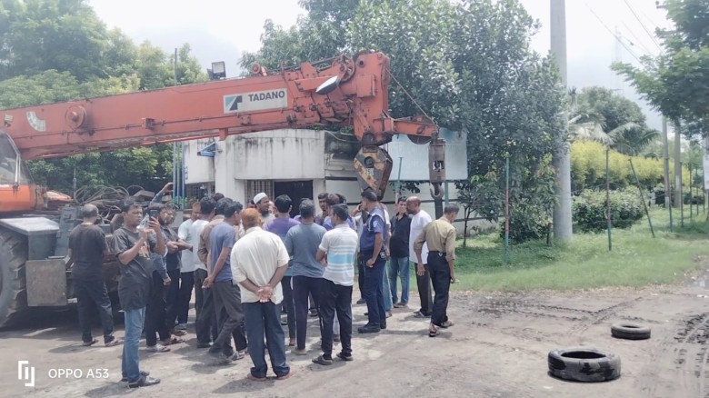 বন্দরে বকেয়া বেতনের দাবিতে মহাসড়ক অবরোধ...