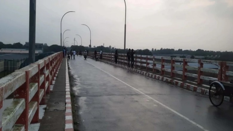 কর্তৃপক্ষের উদাসিনতায় বিদ্যুৎহীন ভৈরব সেতু, বাড়ছ...