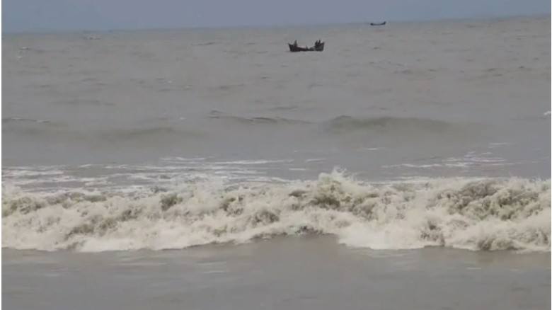 বঙ্গোপসাগরের মেঘমালায় উপকূলে টানা বৃষ্টি, বন্দরে ৩...