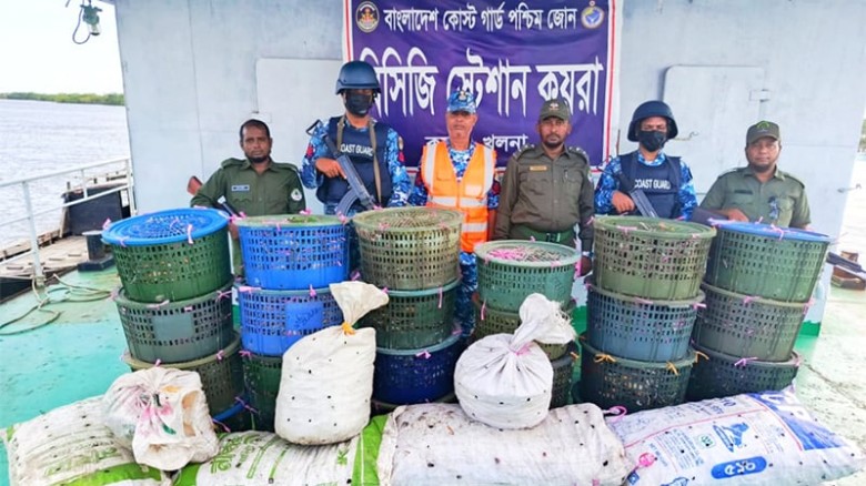 সুন্দরবনে অভিযান: কয়রা থেকে ৮৫০ কেজি অবৈধ কাঁকড়া জ...