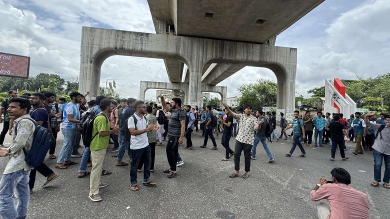 প্রকৌশলীদের শাটডাউন, কৃষিবিদদের ব্লকেডে শিক্ষা অচল...