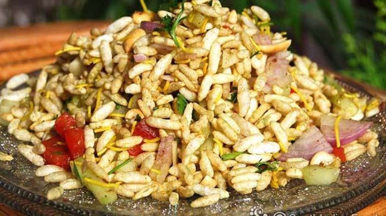 বৃষ্টির দিনে মুড়ি মাখা: বাঙালির চিরচেনা আবেগ...