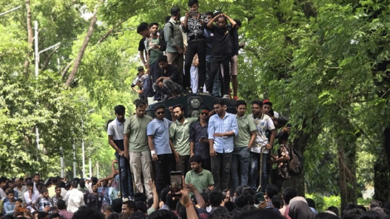 বাকৃবিতে শিক্ষার্থীদের রেলপথ অবরোধ, তিন দফা দাবির ...