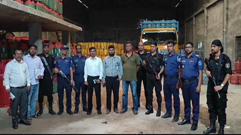বন্দরে  অবৈধ এলপিজি সংরক্ষণাগারে র‌্যাবের অভিযান, ...