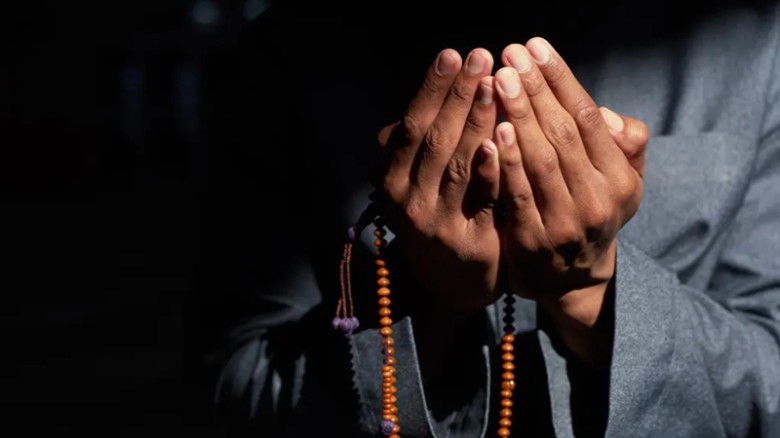 “আল্লাহর নিকট আশ্রয় ও ধৈর্য: জীবনের প্রতিটি পরীক্ষ...