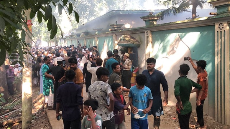 ‘নুরাল পাগলা’র দরবারে পুলিশের ওপর হামলা, ৩৫০০ জনের...