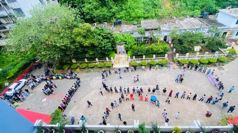 চবি ক্যাম্পাসে লাল কার্ড ঝড়: প্রশাসনের বিরুদ্ধে শি...