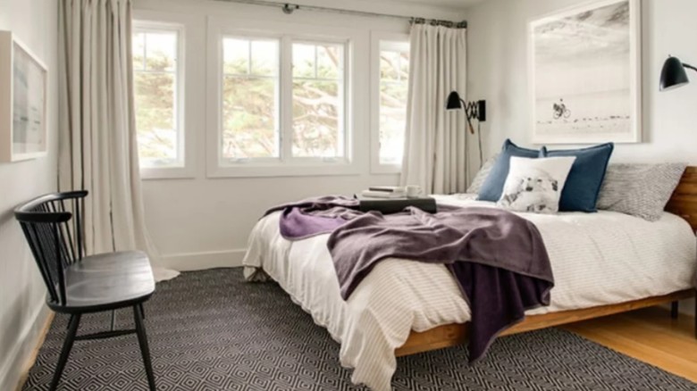 স্বাস্থ্যকর ঘুমের জন্য বিছানার চাদর নিয়মিত ধোয়ার গ...