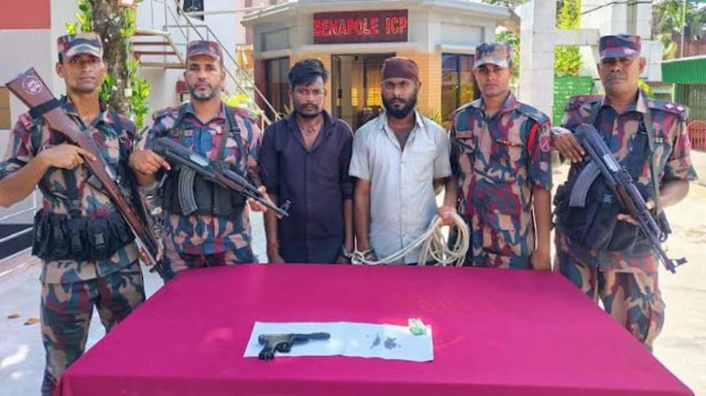 বেনাপোলে কাঁচামরিচ ট্রাকে পিস্তল ও গুলি জব্দ, ভারত...