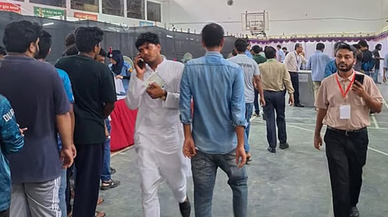 ডাকসু ভোটকেন্দ্রে অনধিকার প্রবেশ! আবিদুলের বিতর্কি...