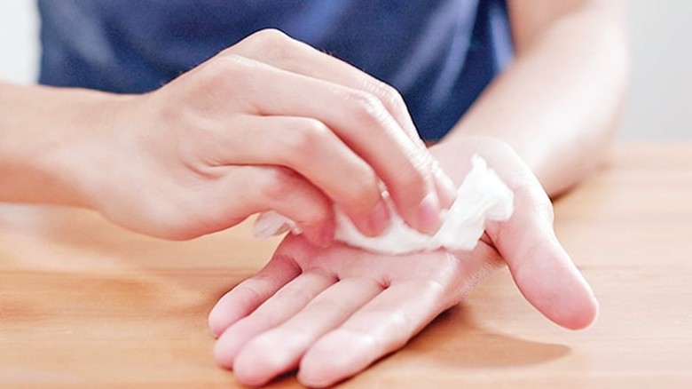 হাত-পা অতিরিক্ত ঘামাচ্ছে? জানা উচিত কারণ ও সমাধান...