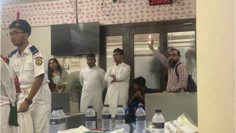 সাদিক কায়েমের ভোট গননার কক্ষে প্রবেশ নিয়ে বিতর্ক...