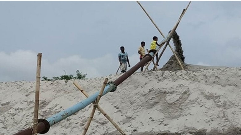 হাইকোর্টের নিষেধাজ্ঞা সত্ত্বেও ইজারাদারের টোল ঘোষণ...
