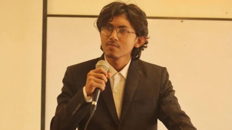 ‘ডাকসুতে আগুন লাগাতে এসেছি’— অদ্ভুত ইশতেহারে আলোচন...