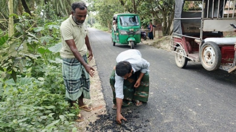 ঘষা দিতেই উঠে যাচ্ছে কার্পেটিং, ক্ষোভে ফুঁসছে এলাক...