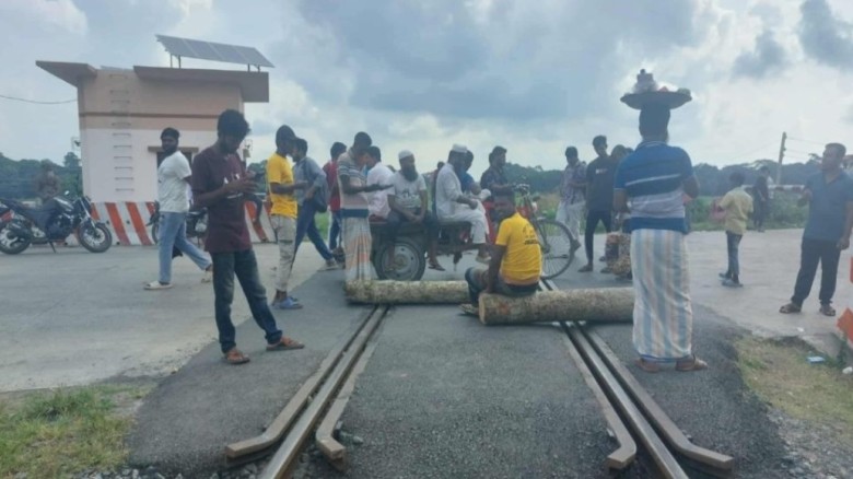 ফরিদপুর-৪ আসন পুনর্বিন্যাসের প্রতিবাদে রেল ও সড়ক অ...