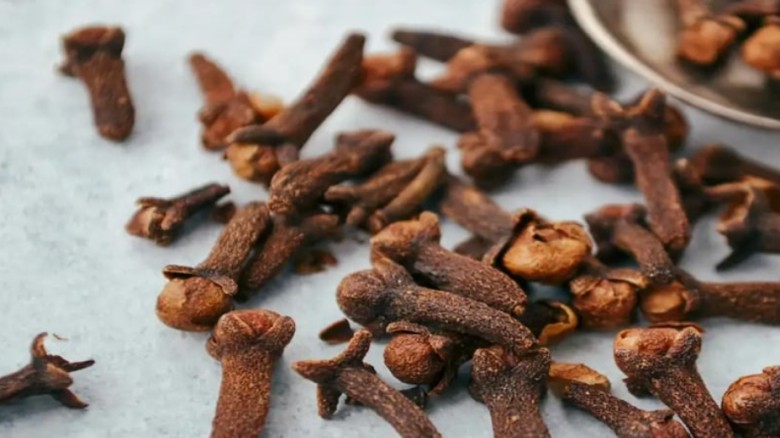 লবঙ্গের গুণাগুণ: স্বাদ, স্বাস্থ্য ও রূপচর্চায় সমান...