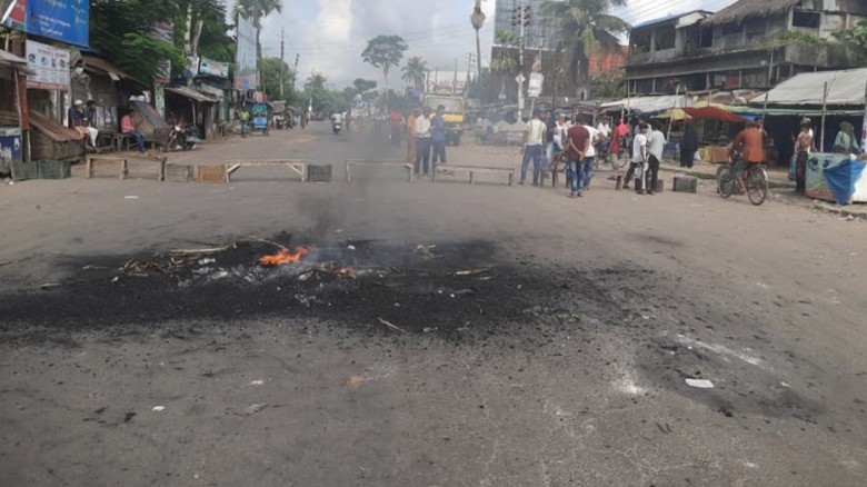 চার আসন বহালের দাবিতে বাগেরহাটে দ্বিতীয় দিনের মতো...
