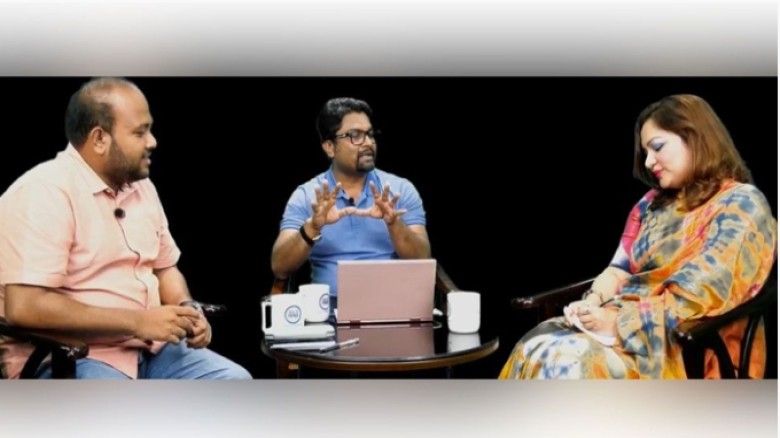 সেই ঘটনার জন্য শিক্ষক মোনামির কাছে দুঃখ প্রকাশ করল...