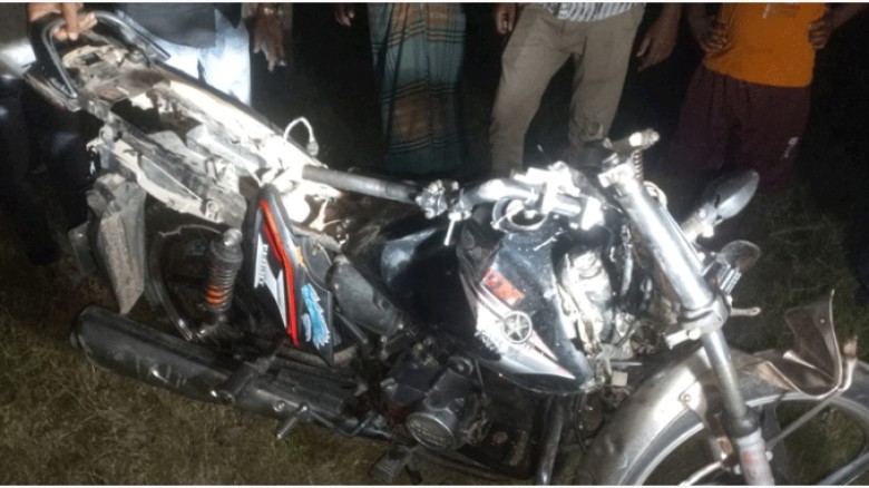 বেনাপোল পৌরবাস টার্মিনালের সামনে ট্রাক-মোটরসাইকেল ...