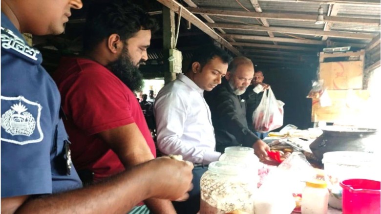 বগুড়ায় অস্বাস্থ্যকর পরিবেশে খাদ্য উৎপাদনের দায়ে বে...