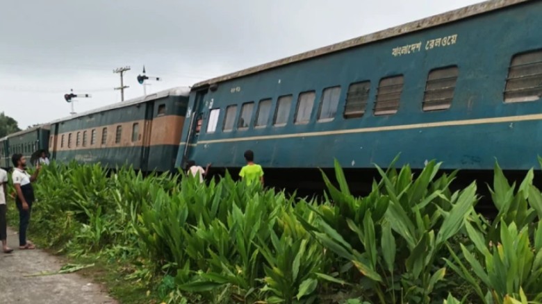 পীরগাছায় লাইনচ্যুতির সাড়ে ১৩ ঘণ্টা পর ট্রেন চলাচল ...