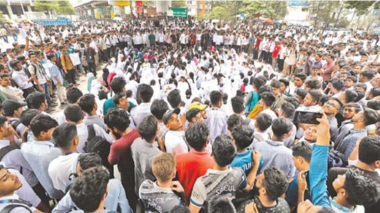 রাজধানীর সাতরাস্তার মোড়ে সড়ক অবরোধ...