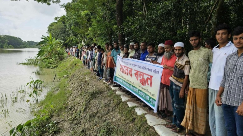 নদীভাঙনে সড়ক বিলীন, দুমকিতে বেড়িবাঁধ রক্ষার দাবিতে...