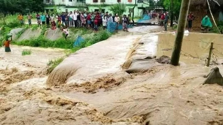 টানা বৃষ্টি ও উজানের ঢলে মহারশি নদীর বাঁধ ভাঙন, বি...