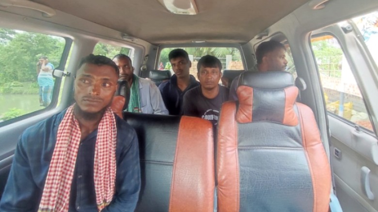 সুন্দরবন থেকে সাত নৌকাসহ ৫ জেলে আটক...