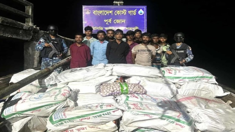 মিয়ানমারে খাদ্য সামগ্রী পাচারকালে ১০ পাচারকারী গ্র...