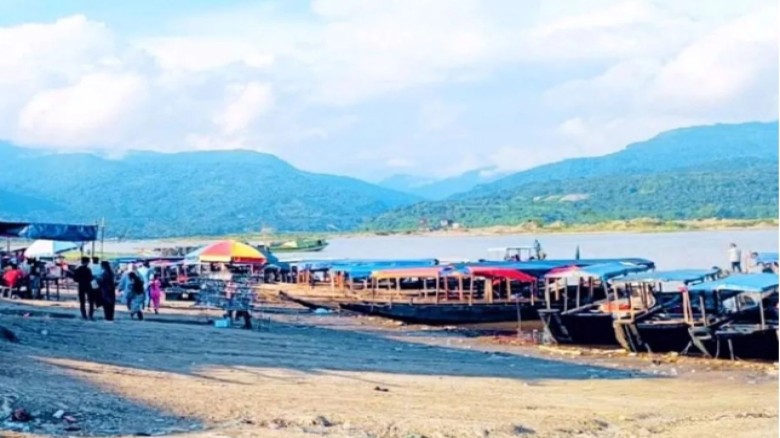 সাদাপাথরে পর্যটকবাহী নৌকা ছাড়া সব ধরনের নৌযান চলাচলে নিষেধাজ্ঞা