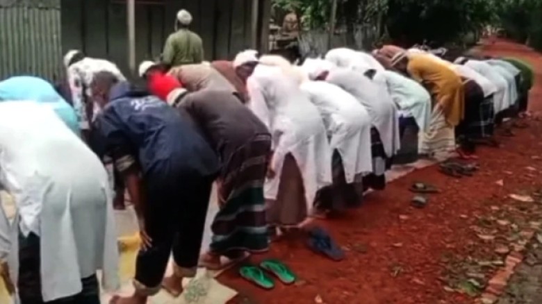 মসজিদে তালা, সড়কে নামাজ আদায় করলেন মুসল্লিরা...