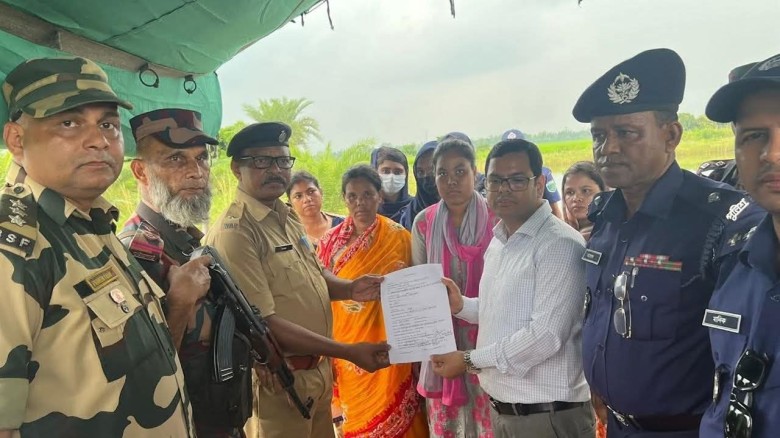 নওগাঁর সাপাহার বামনপাড়া বিওপি সিমান্তে পতাকা বৈঠকে...