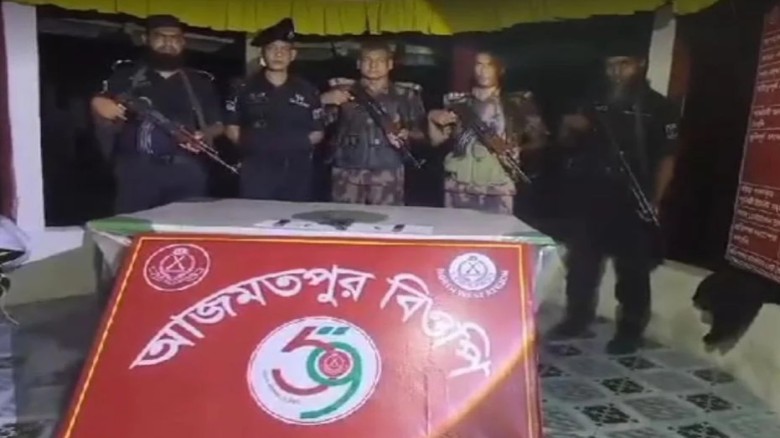 চাঁপাইনবাবগঞ্জ সীমান্তে বিজিবি-র‌্যাবের অভিযানে অস...