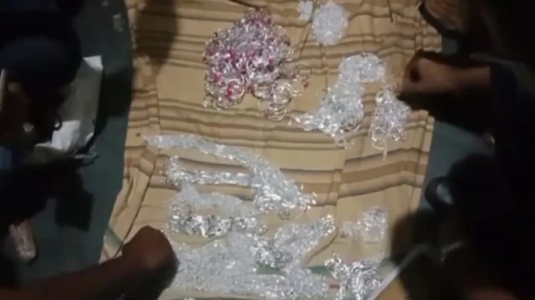 দামুড়হুদায় ৫ কেজি ২০০ গ্রাম রুপা উদ্ধার, পরিবহন ...