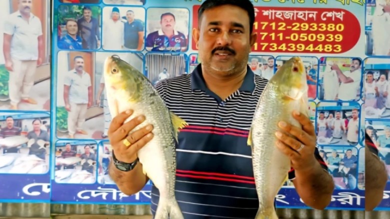 পদ্মার দুই ইলিশ বিক্রি ১৭ হাজার ৬৪০ টাকায়, ওজন ৪ ...