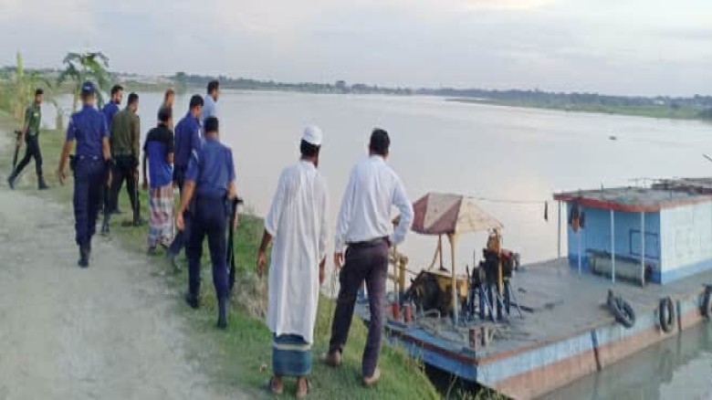 হোসেনপুরে অবৈধ বালু উত্তোলনে দুই কোটি টাকার ড্রেজা...