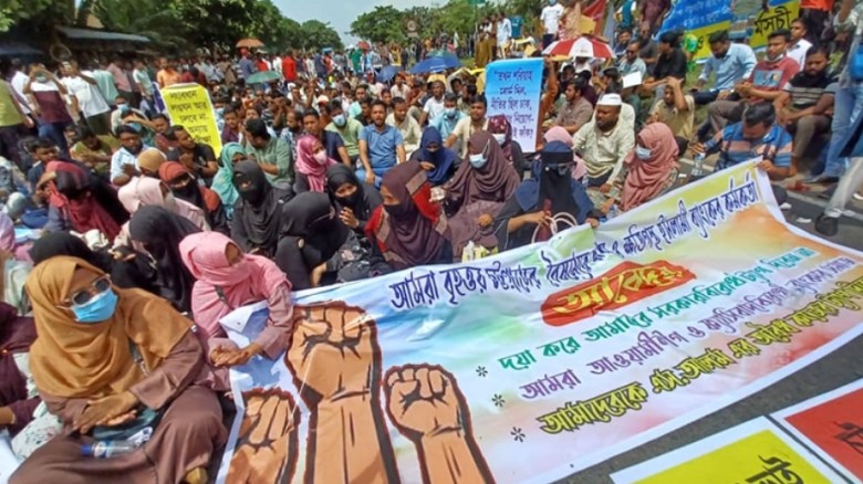 চাকরি ফিরে চাইতে মহাসড়ক অবরোধ, ইসলামী ব্যাংকের ৫ হ...