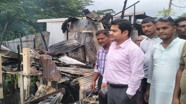 উজিরপুরে আগুনে ১০ দোকান পুড়ে ছাই...