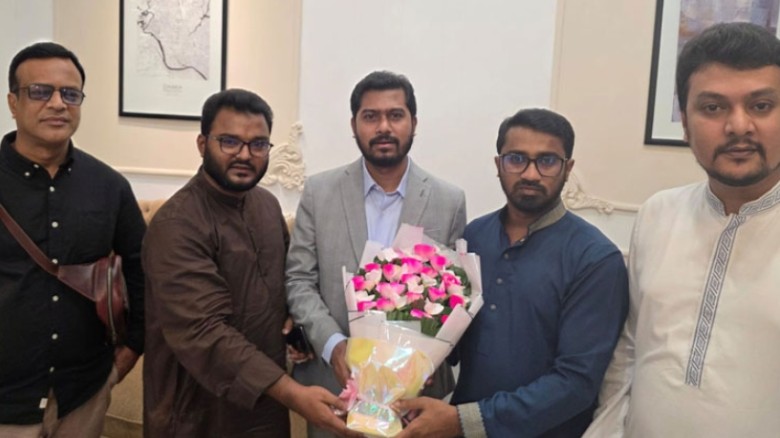 সিঙ্গাপুরে চিকিৎসা শেষে দেশে ফিরলেন নুরুল হক নুর...