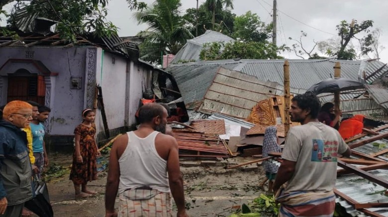 নীলফামারীতে ভয়াবহ টর্নেডো: ৫ শতাধিক ঘরবাড়ি বিধ্বস্...