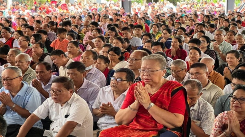 বৌদ্ধ ভিক্ষুদের সম্মাননা ও প্রদীপ পূজার মধ্য দিয়ে ...