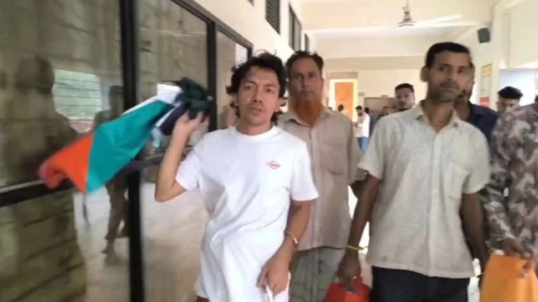 যুবকের হাতে ফিলিস্তিনের পতাকা, ৫ পুলিশ প্রত্যাহার...